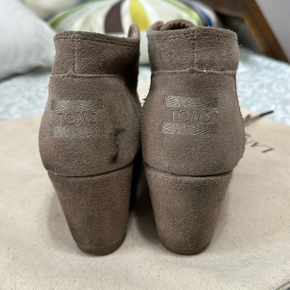 Toms used 6.5 beige suede